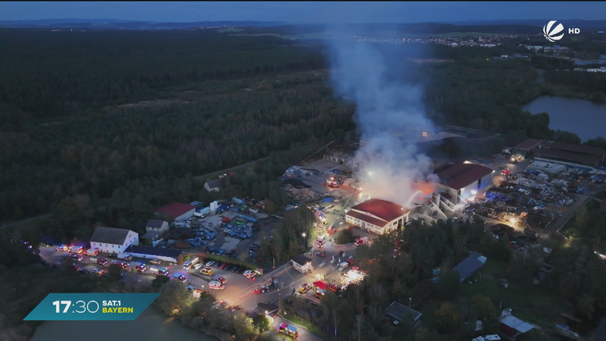 Millionenschaden nach Großbrand: Lagerhalle in Steinfels brennt ab