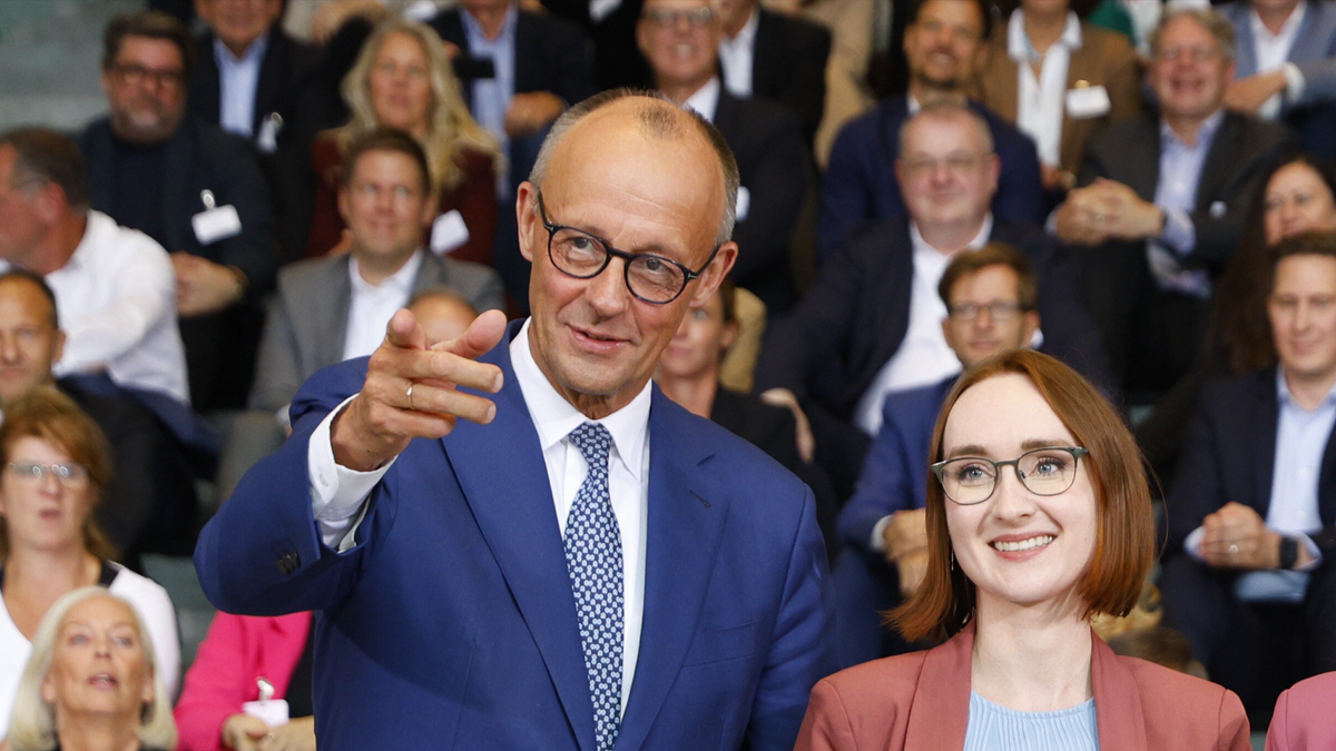 Kanzler Merz ehrt soziale Projekte