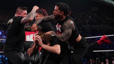 The Usos starten einen heftigen Angriff gegen Kevin Owens & Sami Zayn