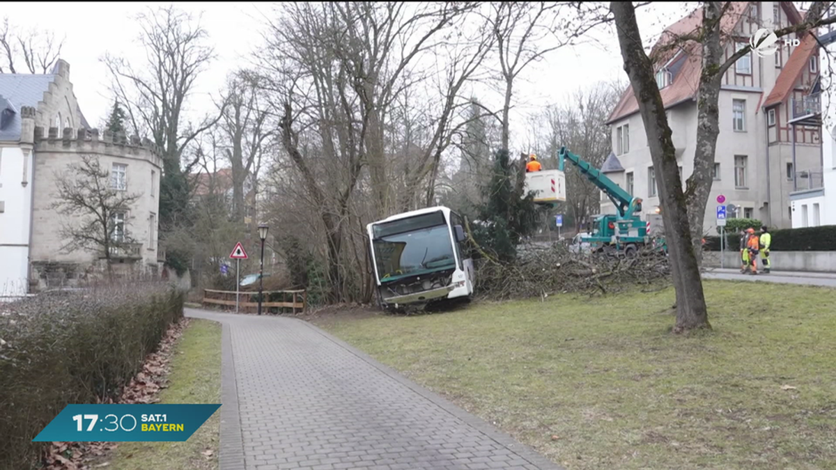 Bus rollt ohne Fahrer bergab: Unfall in Coburg mit einer Verletzten