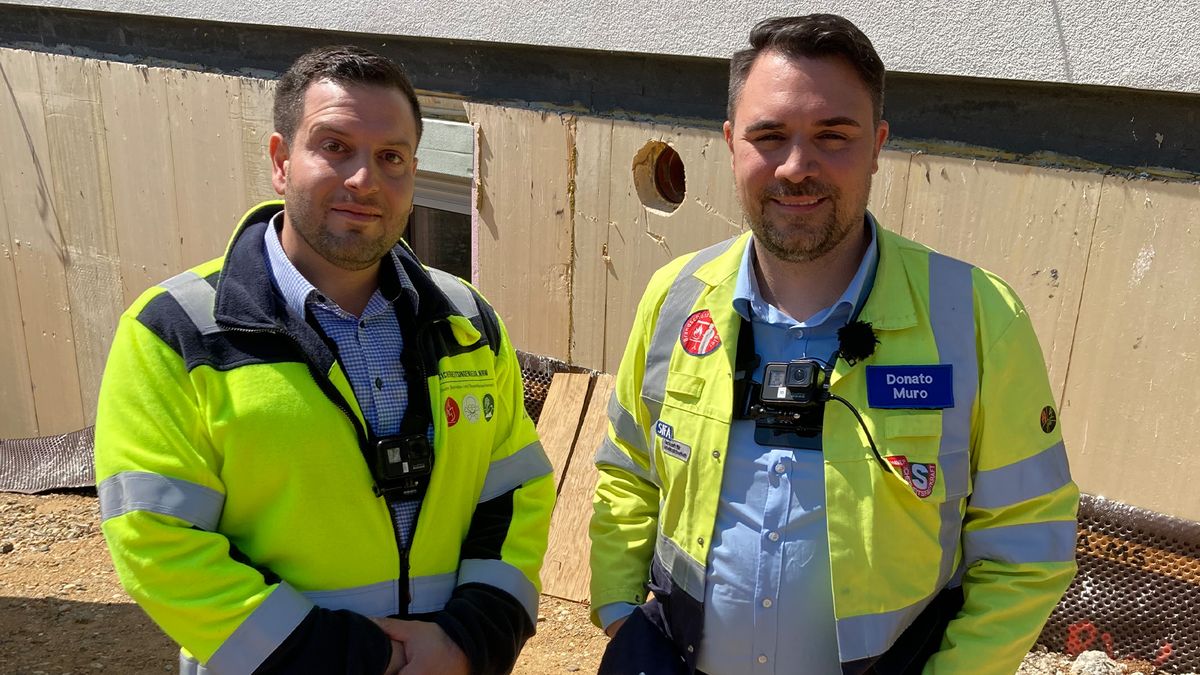 Sicherheitsingenieure kontrollieren Lagerhalle