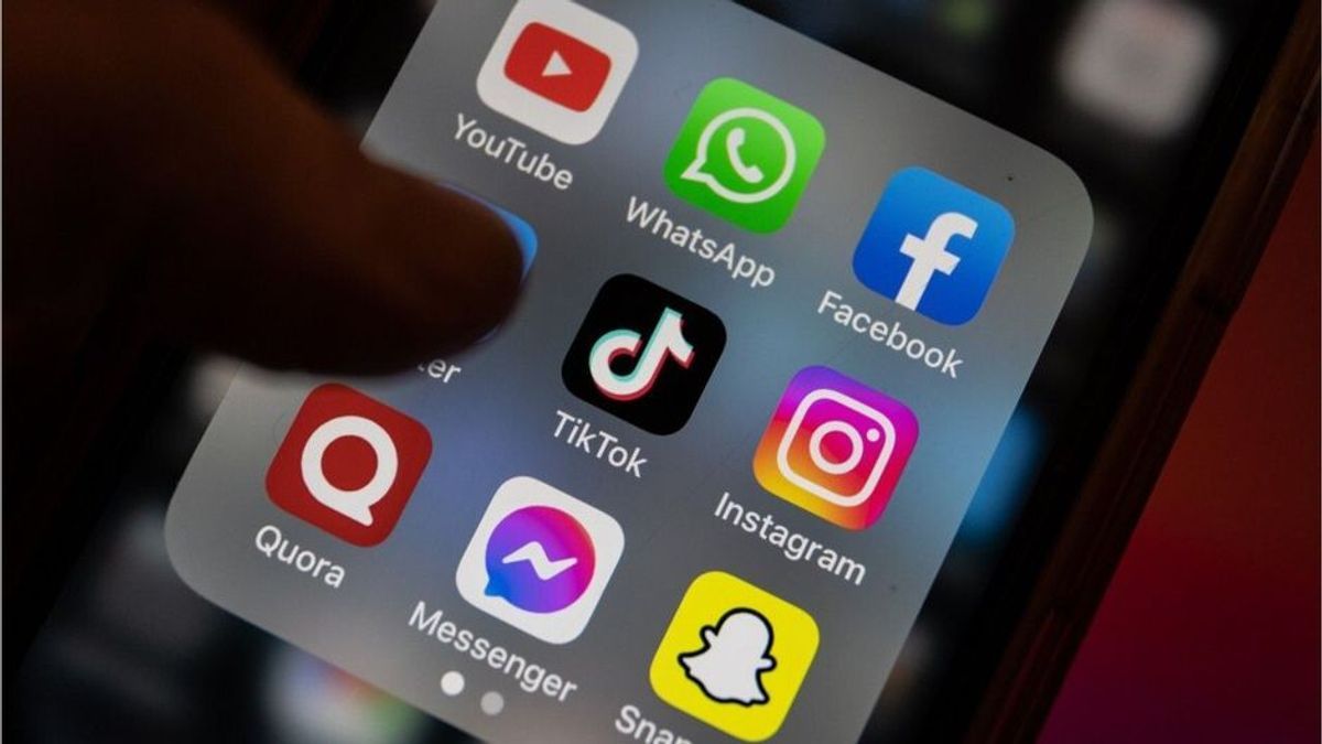Befragung: So viele Menschen posten private Infos auf Social Media