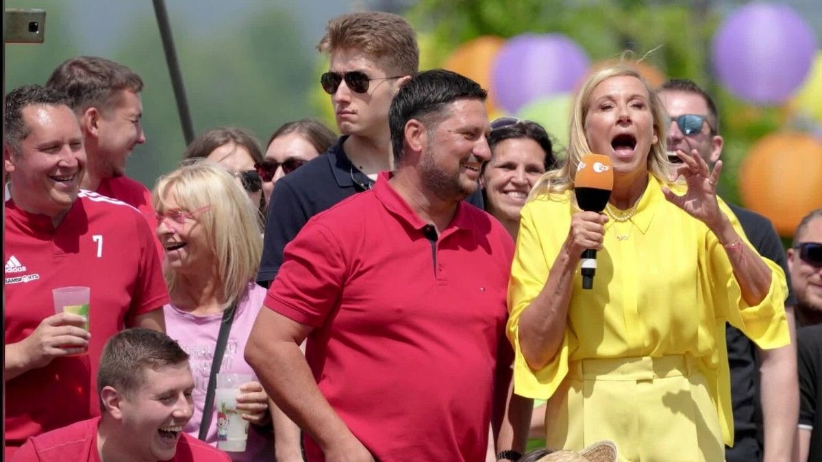 Po-Grapscher im "ZDF-Fernsehgarten" Andrea Kiewel und Beatrice Egli küssen sich