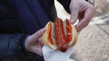 Food-Tester Mirko Reeh testet Bratwurst in Frankfurt