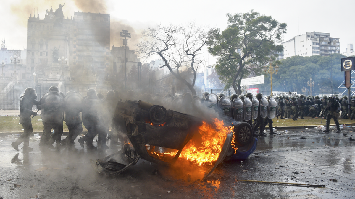 Straßenschlachten in Buenos Aires: Sparkurs von Präsident Milei sorgt für Chaos