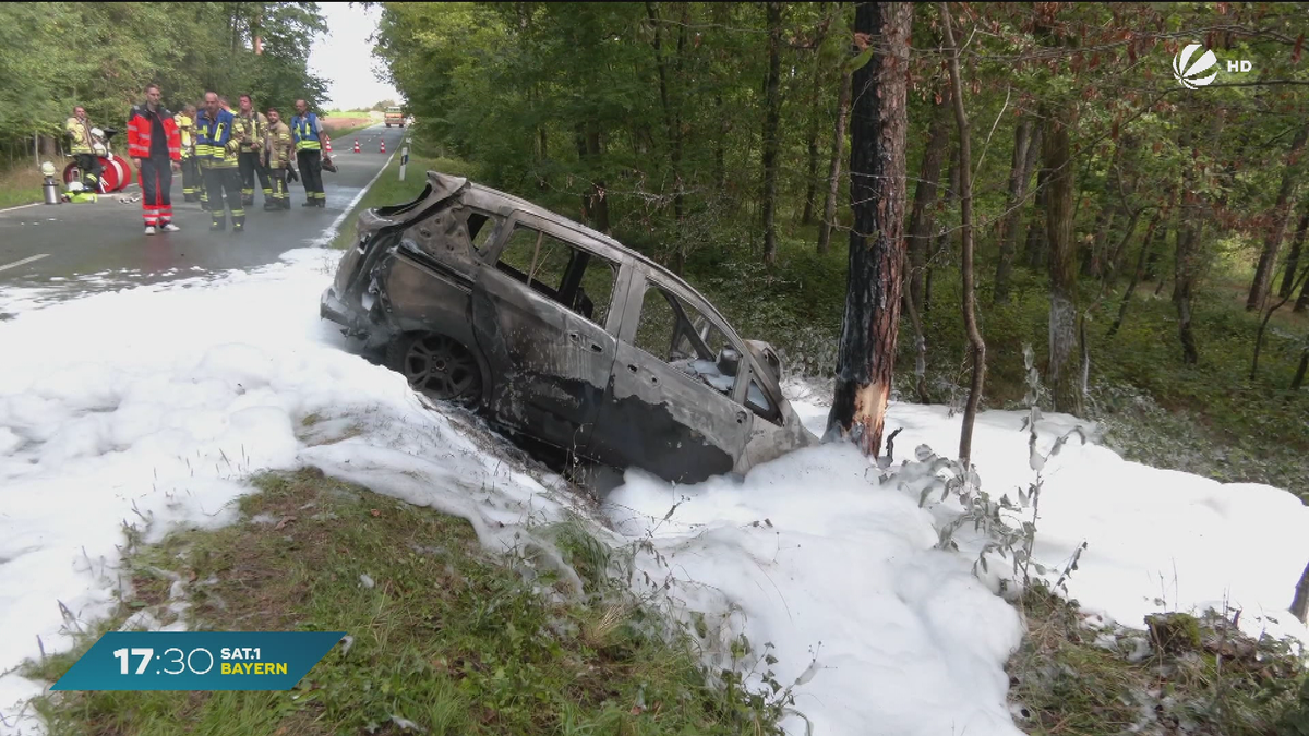Unfall bei Langenzenn: Auto prallt gegen Baum und geht in Flammen auf