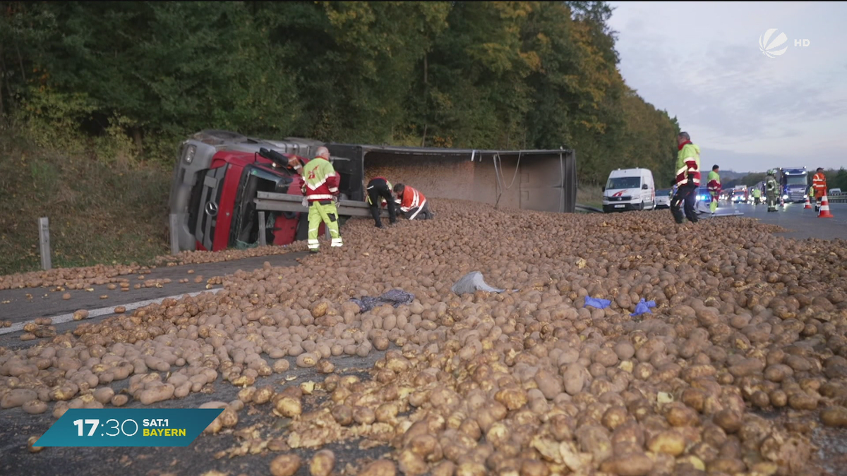 Kartoffeln auf der Autobahn: LKW kippt auf A9 um