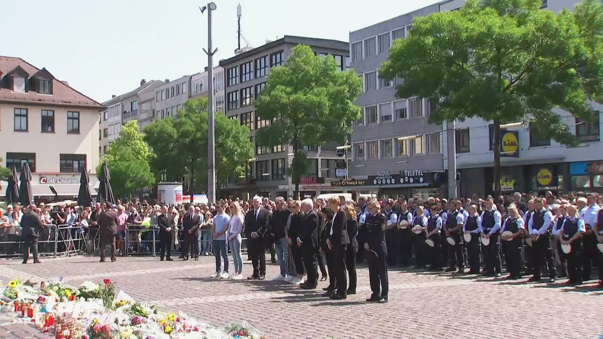 Schweigeminute in Mannheim: 2000 Menschen applaudieren den Beamten