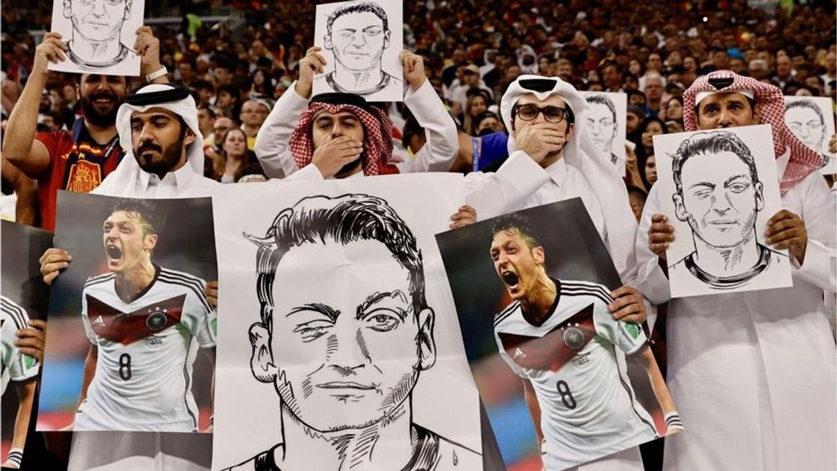 Protest gegen DFB? Zuschauer mit Özil-Bildern und Mund-zu-Geste
