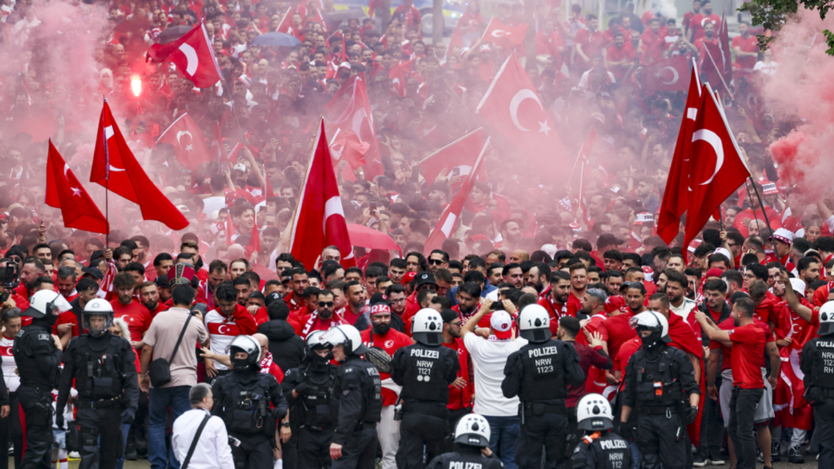 Tausende Fans feiern den Sieg der Türkei gegen Georgien mit 3:1
