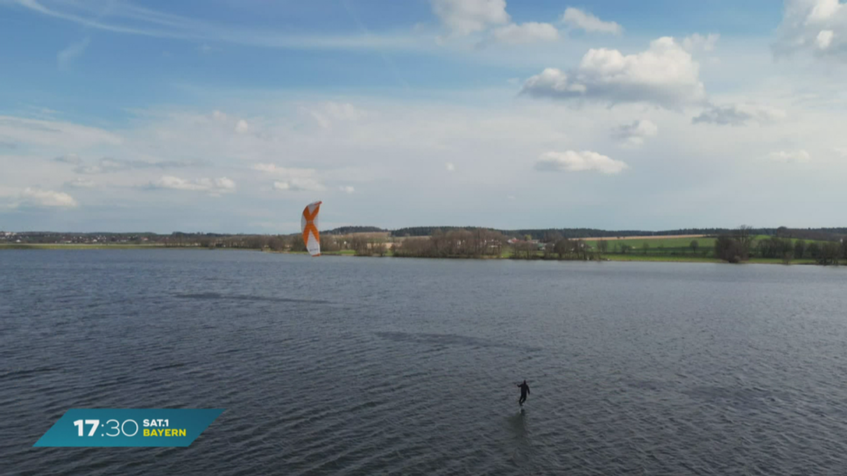 Frühlingsgefühle in Bayern: Kitesurfer auf Vilstalsee unterwegs