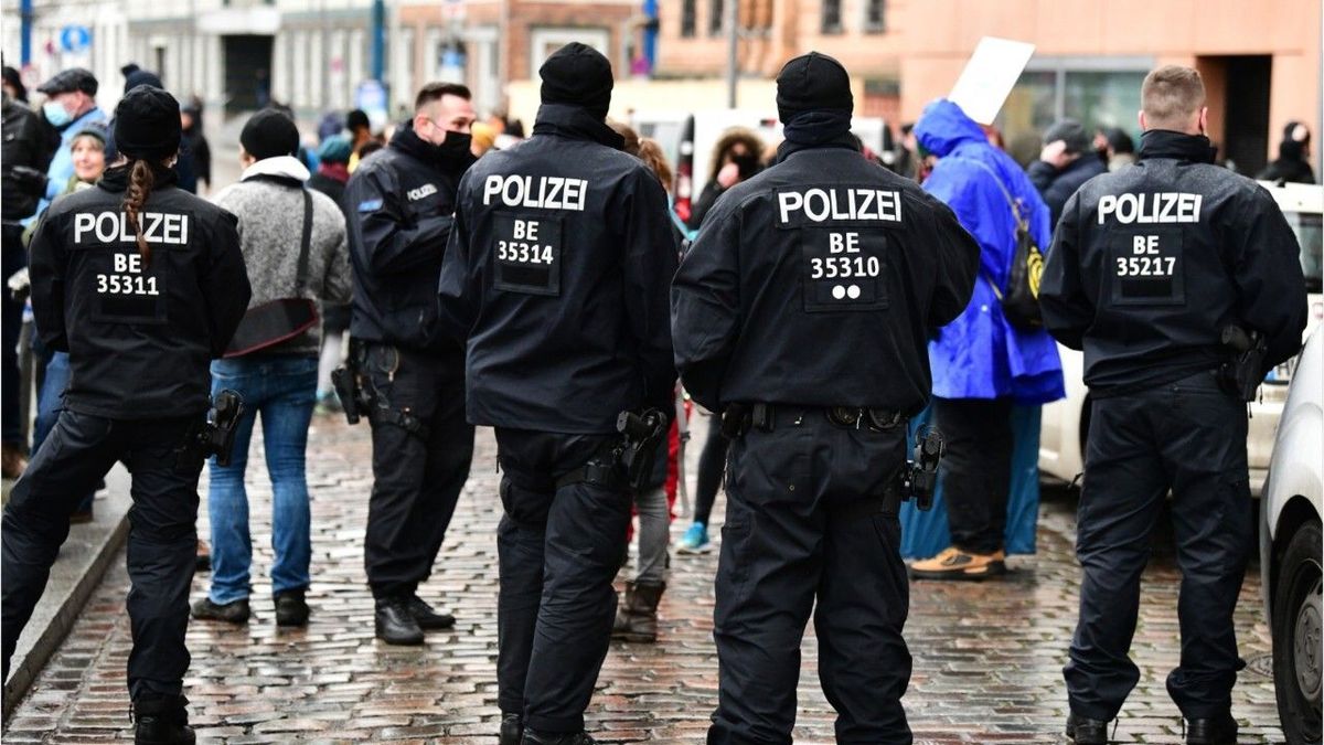 Proteste nach Impfpflicht-Debatte: 1.600 Polizisten in Berlin im Einsatz