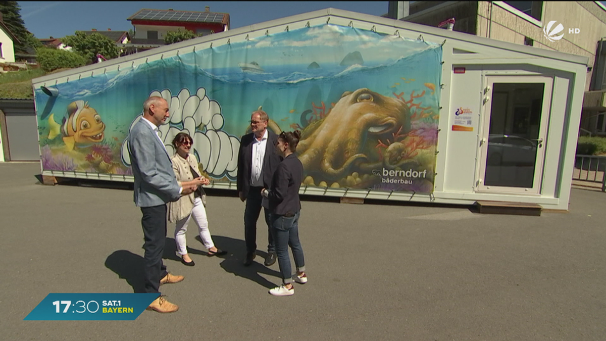 Bädermangel in Kasendorf: Kinder schwimmen in Container