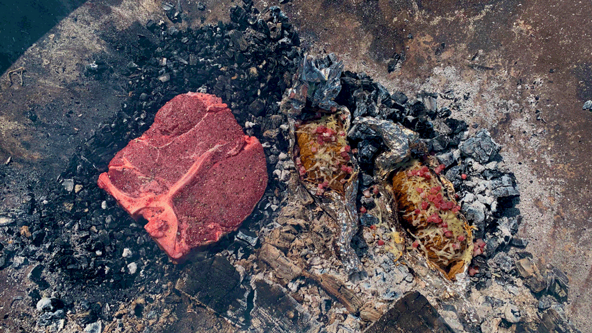 Dieses T-Bone-Steak wird direkt auf der Asche gegrillt!