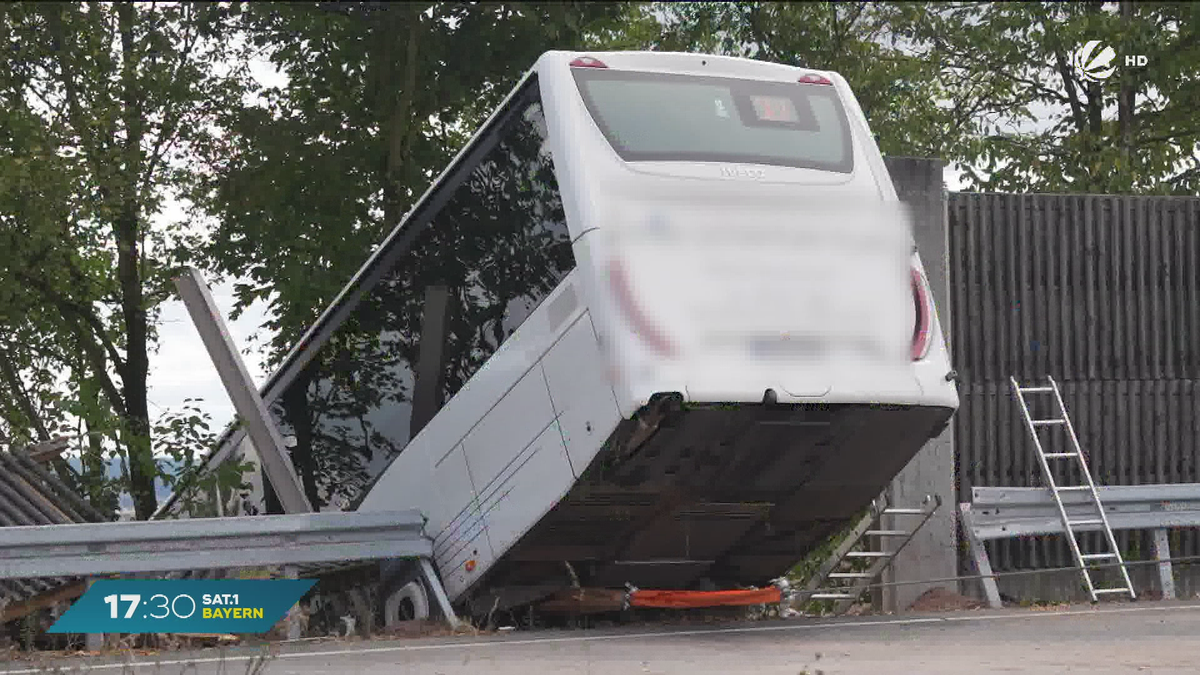 Schwerer Unfall auf A93 bei Weiden: Reisebus durchbricht Leitplanke