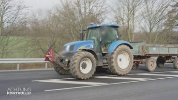 Traktor zieht Hänger mit schweren Mängeln