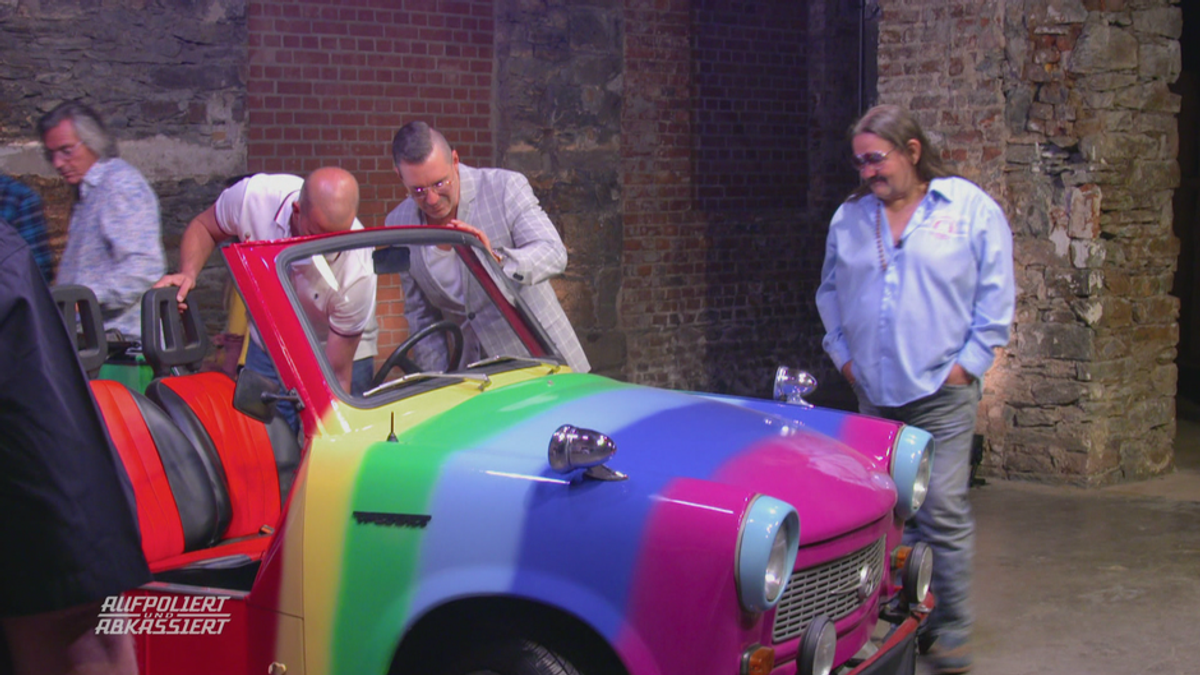 Wurde der Regenbogen-Trabi in der Garage lackiert?