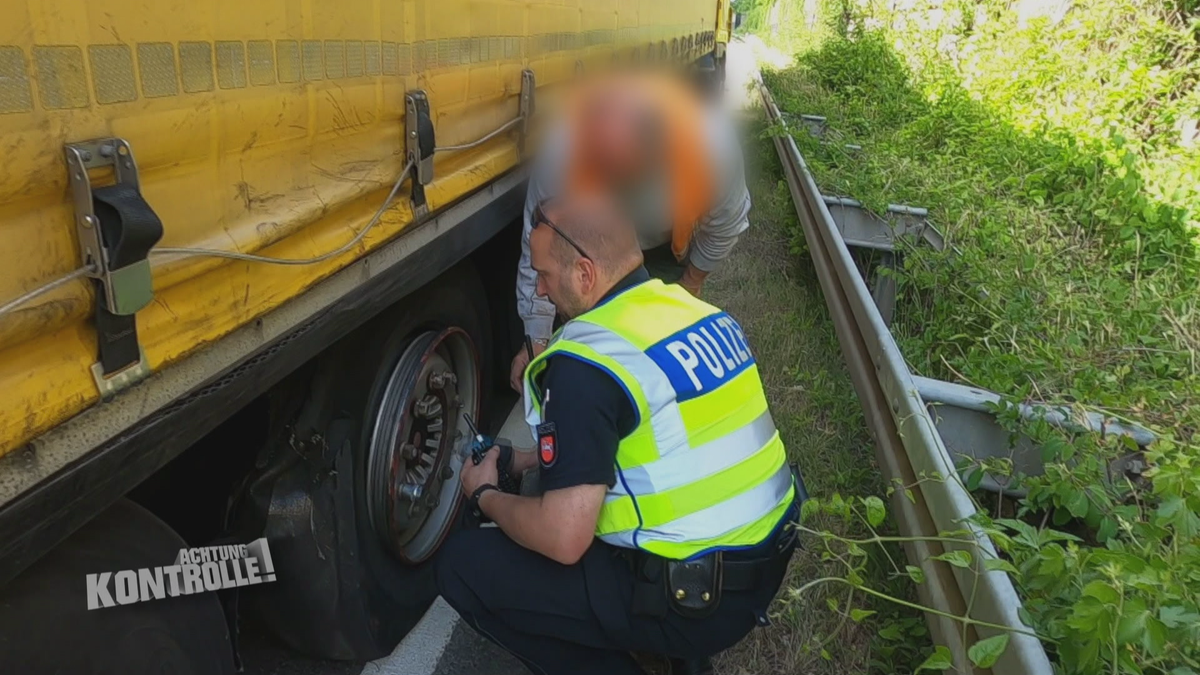 LKW-Reifen geplatzt