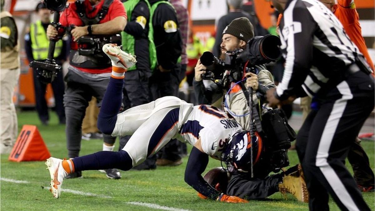 Kurz das Spielfeld verlegt: NFL-Star tackelt Fotografen um
