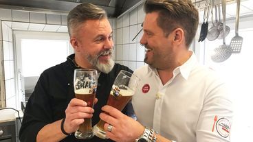 Norweger in Tracht im Lokal "Meindl Alm"