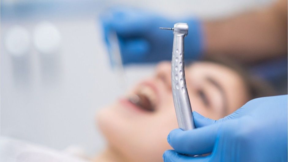 Krankenkassenchef möchte Zahnbehandlungen nicht mehr zahlen
