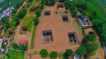 Das Bunker-Krankenhaus und ein Erdloch in China