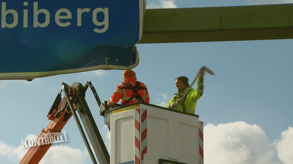 Beschädigter Wegweiser - Autobahnmeisterei Holzkirchen