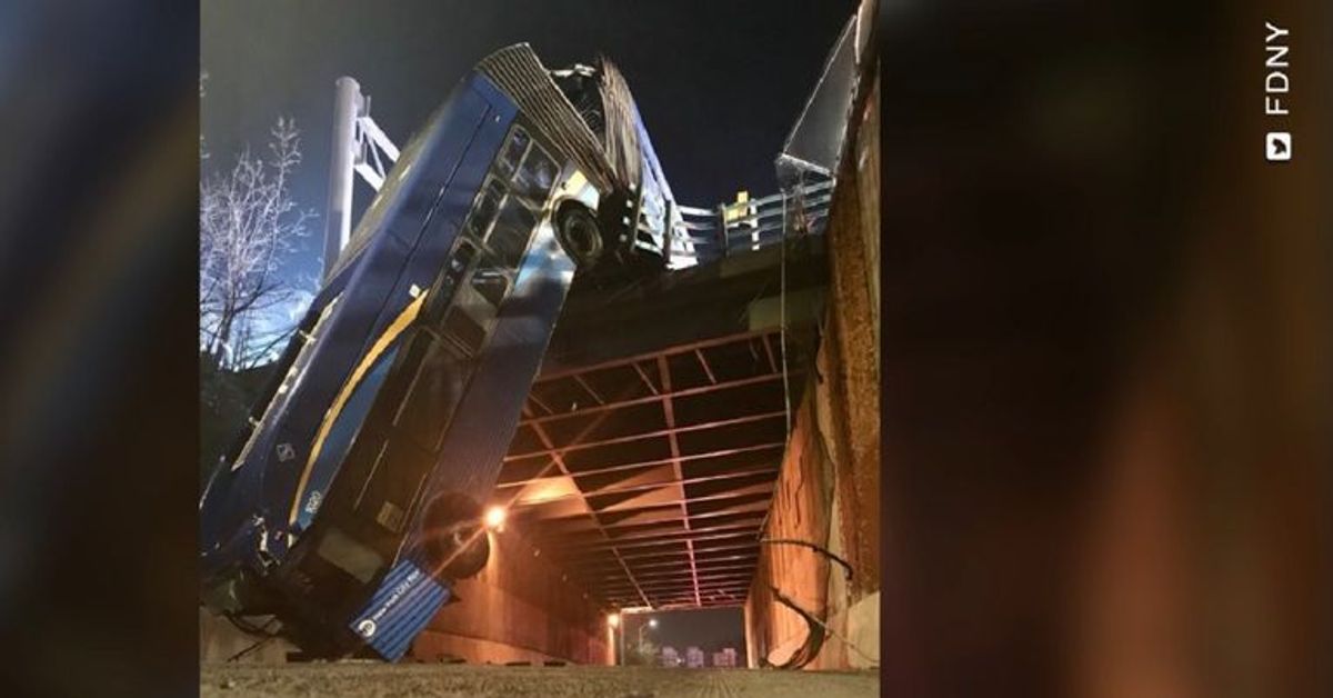 Spektakuläre Szenen in New York: Bus hängt von Brücke herunter