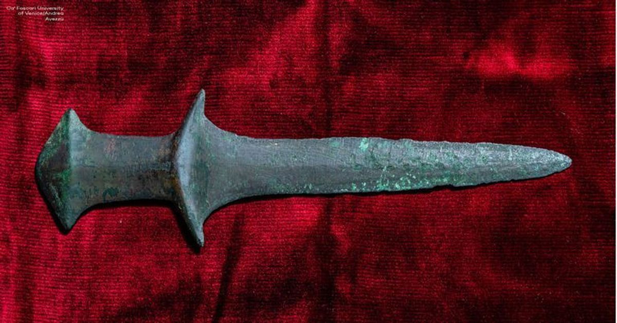 "Unglaubliche Entdeckung": Studentin entdeckt 5.000 Jahre altes Schwert in Kloster