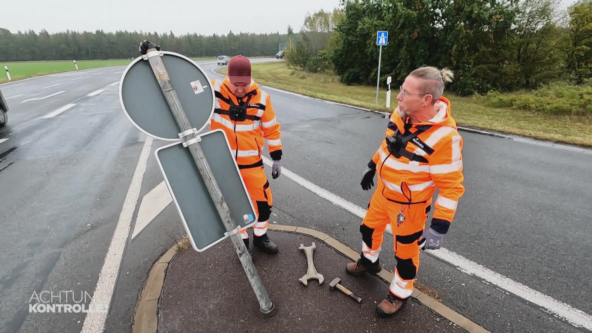 Verkehrsschildertausch - Autobahnmeisterei Rangsdorf