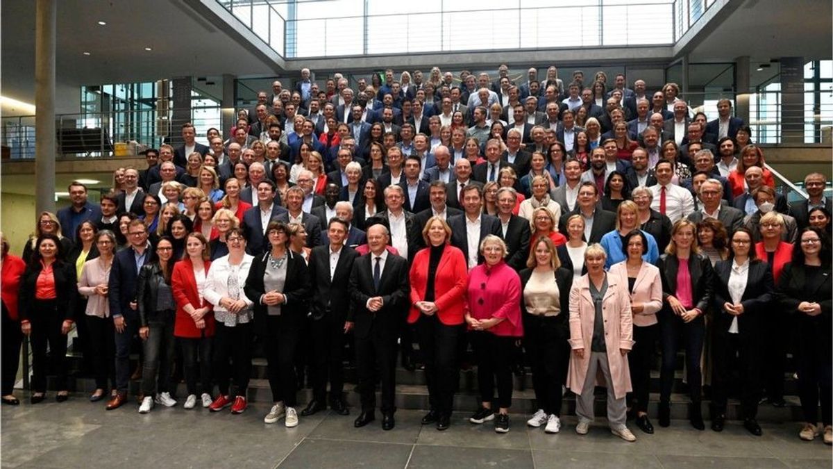 SPD blamiert sich mit Foto: Nur dieser Spitzenpolitiker trägt Maske