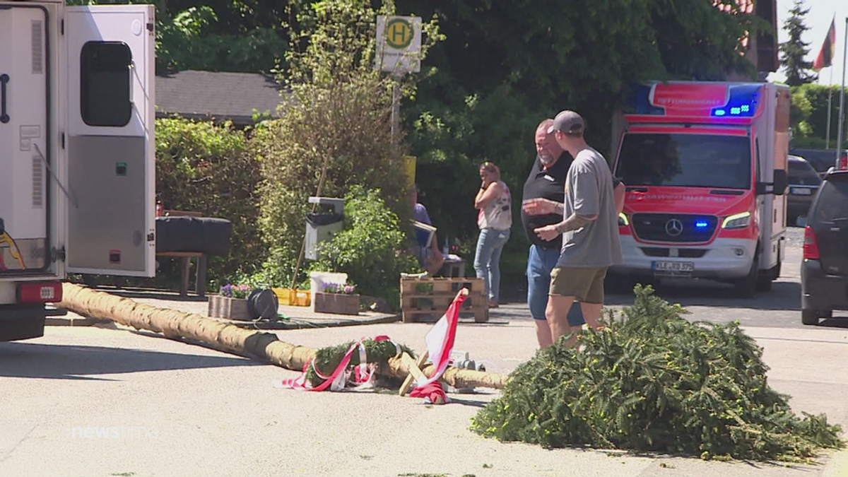 Maibaum stürzt in Menschenmenge