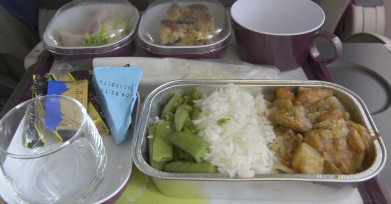 Studie offenbart irren Trick: So einfach soll Flugzeug-Essen besser schmecken