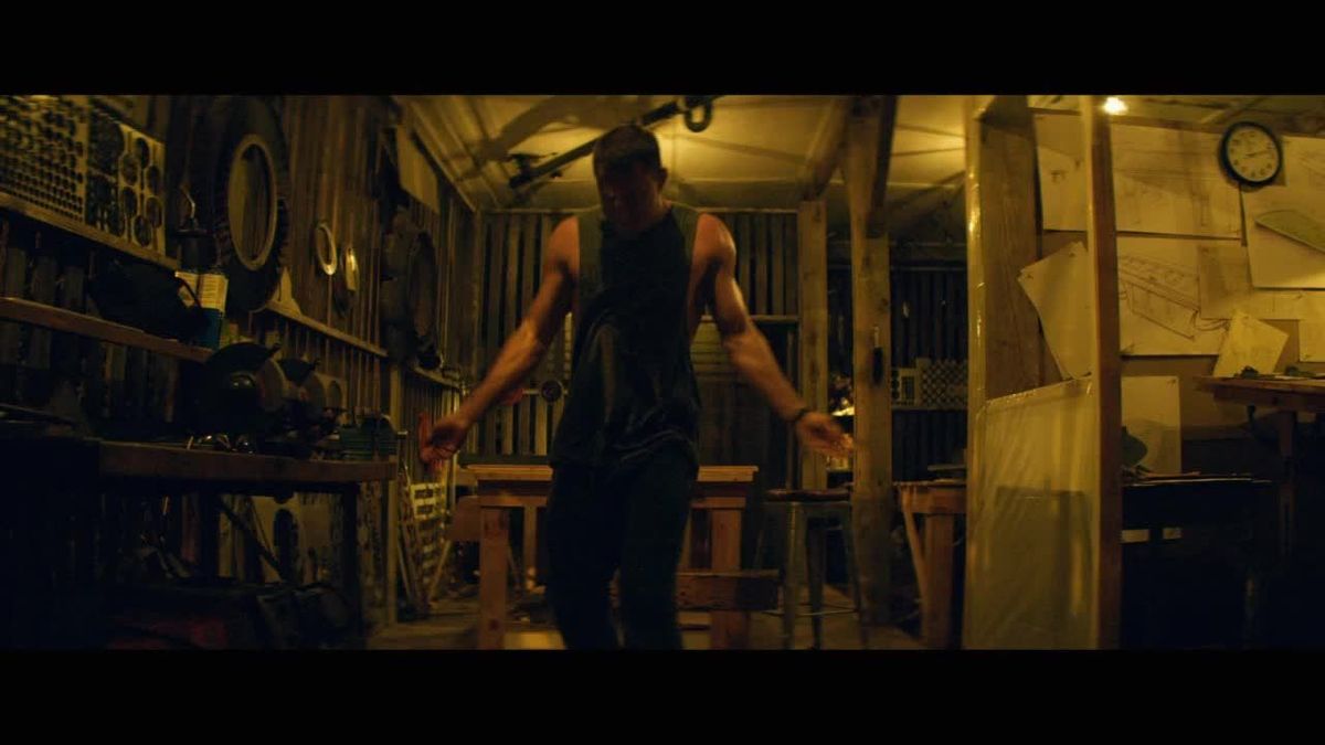 magicmikexxl_intlfeaturette_dancelikemike_sixx_ST1436451288