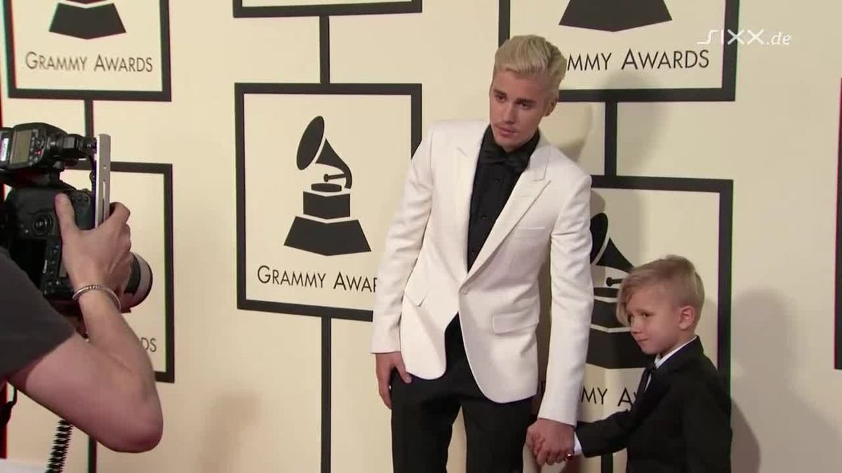 Justin Bieber mit kleinem Bruder bei den GRAMMYs