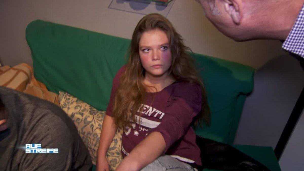Mädchen mit Schimpfwörtern beschmiert