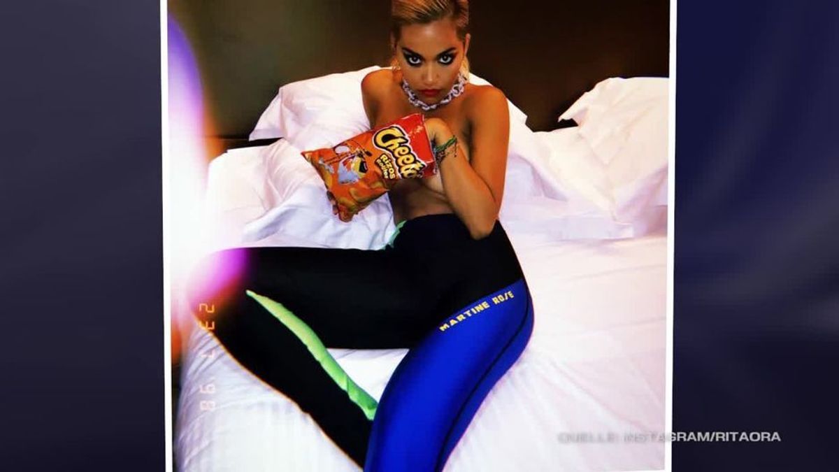 Rita Ora: Nackt-Bild! Hier verdeckt eine Chipstüte nur das Nötigste