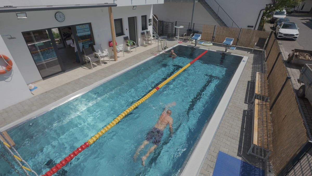Zwischen Hecken und Vorgärten: Rentner baut Freibad für alle!