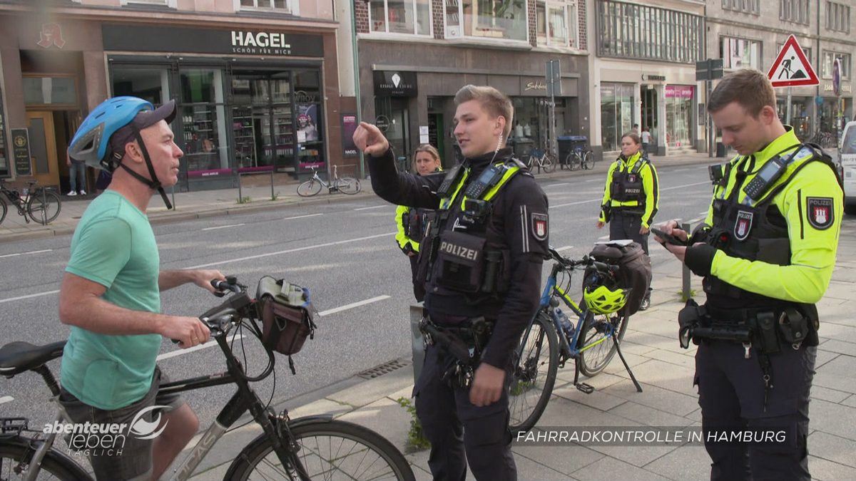 Hamburgs Fahrradstaffel im Einsatz gegen Rotlichtsünder