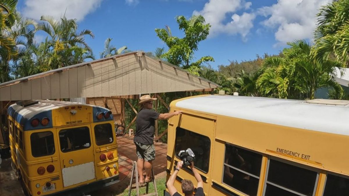 Die Reimanns parken ein - wie passt der Bus in den Carport?