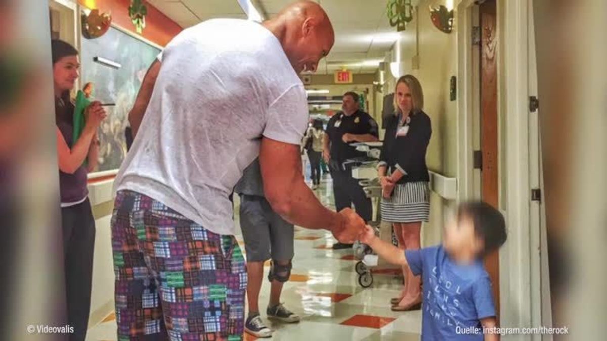 The Rock besucht Kinder im Krankenhaus