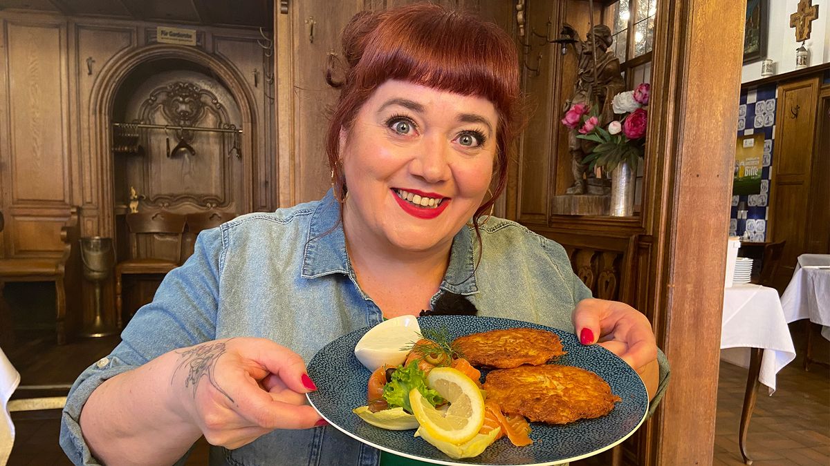 Food-Testerin Missy auf der Suche nach den besten Reibekuchen