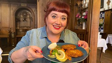 Food-Testerin Missy auf der Suche nach den besten Reibekuchen