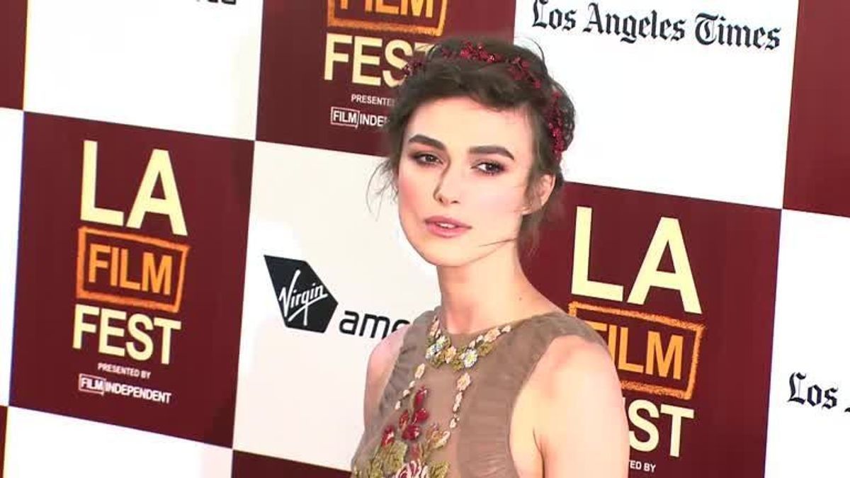 Keira Knightley posiert Oben ohne