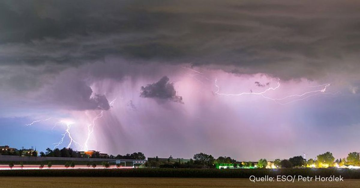 Seltene Aufnahme: Rosa Gewitter über Garching bei München