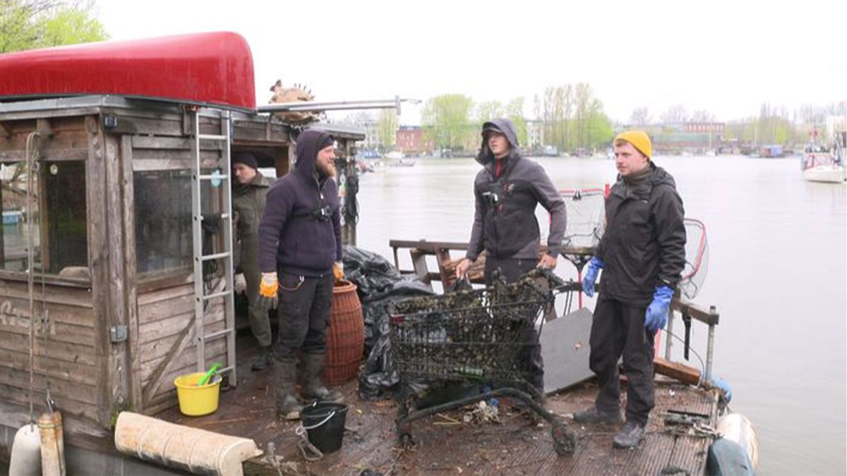 Einkaufswagen in der Spree