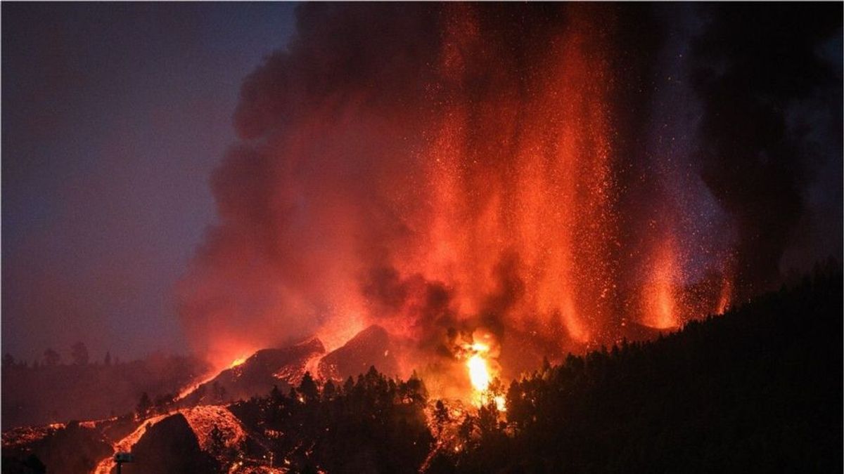 Heftige Explosion und riesige Aschewolke: Vulkanausbruch auf La Palma