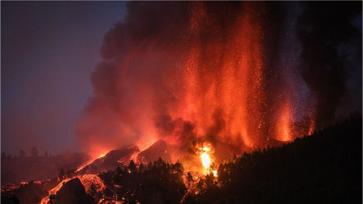 Heftige Explosion und riesige Aschewolke: Vulkanausbruch auf La Palma