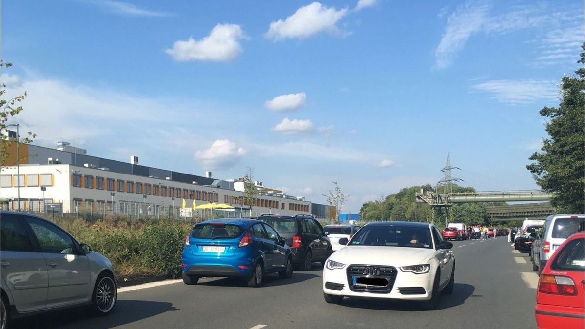 Dreist und gefährlich: Autofahrer wendet in Rettungsgasse