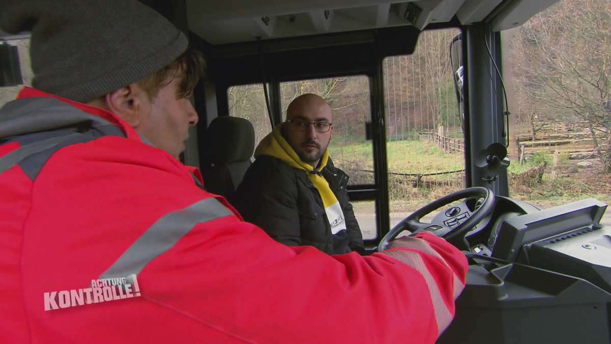 Defekter Linienbus - Abschlepper Aachen